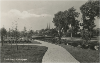 193602 Elzentpark: de Dommel. Op de achtergrond de Catharinakerk, 1940