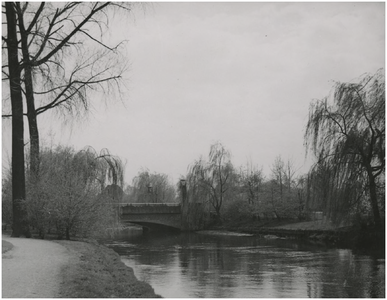 193608 Elzentpark: de Dommel. Op de achtergrond de brug richting de Jan Smitzlaan, 1939