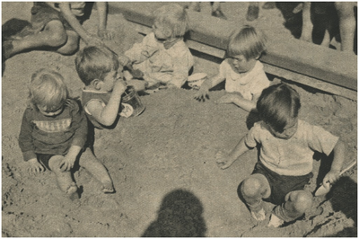 193871 Het spelen in de zandbak in het Stadswandelpark, 1936