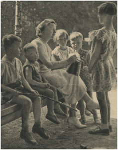 193882 Vrouw en kinderen zitten op een bankje in het Stadswandelpark, 1936