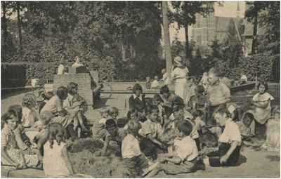 193883 Het spelen in de zandbak door kinderen in het Stadswandelpark, 1936