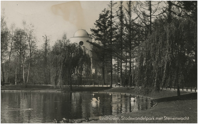 193902 Stadswandelpark: de vijver. Op de achtergrond het A.F. Philips Observatorium, ca. 1940