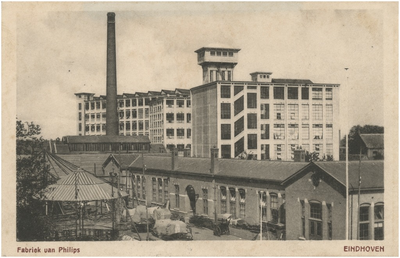 194087 MULO-school aan de Willemstraat in 1909. Op de achtergrond het fabriekscomplex van Philips, 1909