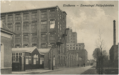 194101 Fabriekscomplex Philips NV aan de Emmasingel. Rechts het eerste gloeilampenfabriekje, 1921 - 1925