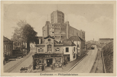 194110 Café Central/ Tramhalt, op de kruising van Emmasingel en Parallelweg. Met op de achtergrond de Philips ...