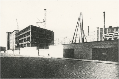 194120 De bouw van het fabrieksgebouw 'De Witte Dame' van Philips NV aan de Emmasingel, 1930