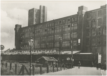 194127 Bedrijvencomplex van Philips NV op de hoek Emmasingel-Mathildelaan. Op de voorgrond de spoorlijn ...
