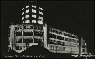 194159 Avondopname van de Lichttoren van Philips NV, hoek Mathildelaan-Emmasingel, 1948