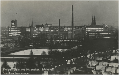 194178 Avondopname van omgeving Strijp: met voor de Frederiklaan en het Philips stadion en achter het bedrijvencomplex ...