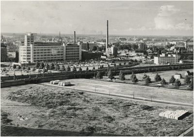 194231 Luchtfoto gezien van de richting van de Boerenleenbank aan de Fellenoord: met in het midden het hoogspoor ...