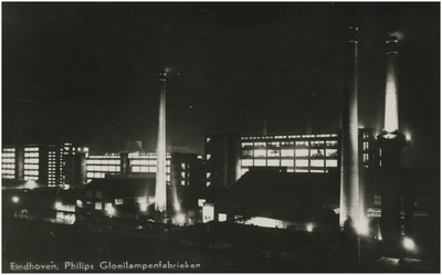 194286 Avondopname van het Philipscomplex Strijp-S met op de achtergrond de fabrieken op de Hoge Rug, 1948