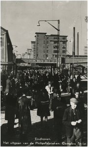 194427 Verkeersdrukte: het uitgaan van de Philipsfabrieken op de Hoge Rug, 1948