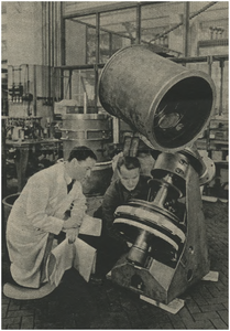 194450 Het monteren van de telescoop van het Dr. A.F. Philips Observatorium door werknemers van Philips NV, 1940