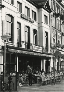 194553 Protestactie van 'Vrienden van de Markt' tegen de sloop van panden aan de Markt t.b.v. het Heuvelplan: spandoek ...