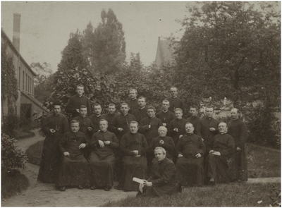 194623 Pastoors en kapelaans van de parochies van Eindhoven en omstreken. 1. N.N. 2. J.L. van Vlokhoven, pastoor St. ...