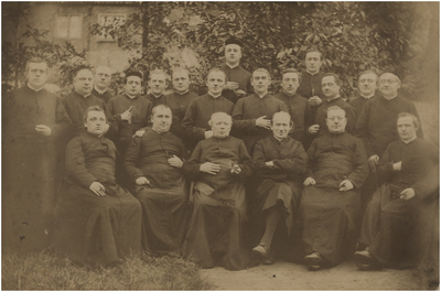 194624 Pastoors en kapelaans van de parochies van Eindhoven en omstreken. Met o.a. deken J. van Iersel en de kapelaans ...