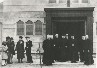 194625 Eindhovense geestelijken voor de noodkerk St. Jozef, met o.a. pastoor L.J. Dijkmans (vijfde van rechts) en ...