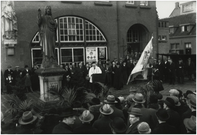 194640 Het inzegenen van het Heilig Hartbeeld voor het gebouw van de R.-K. Volksbond door deken Jos. Maas, 1929
