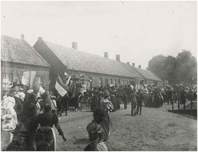 194663 Het meelopen in een optocht door kinderen die verkleed gaan om de missie uit te beelden, 1895 - 1910