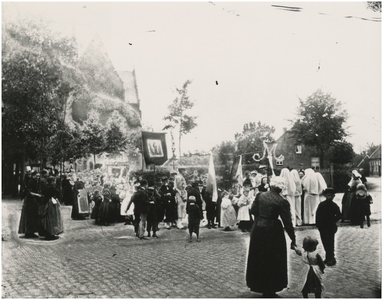 194667 Het bekijken van een optocht waarin kinderen verkleed gaan om de missie uit te beelden, 1895 - 1910
