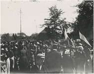 194670 Het meelopen van de fanfare. Geen informatie bekend, 1895 - 1910