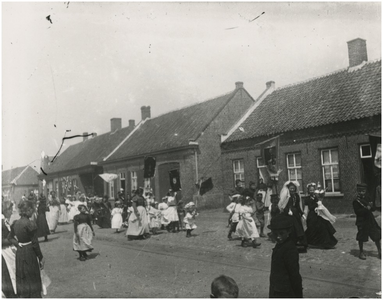 194671 Het meelopen in een optocht door kinderen die verkleed gaan om de missie uit te beelden, 1895 - 1910
