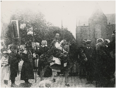 194672 Kinderen die verkleed gaan om de missie uit te beelden. Op de achtergrond de St. Joriskerk (zonder toren), 1895 - 1910