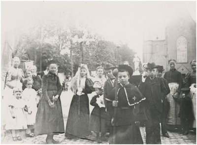 194673 Kinderen die verkleed gaan om de missie uit te beelden. Op de achtergrond de St. Joriskerk (zonder toren), 1895 - 1910