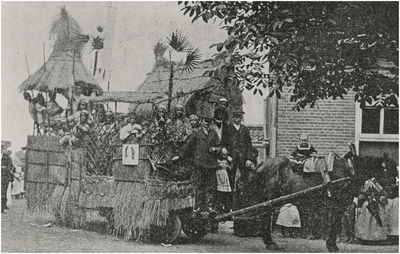 194677 H. Kindsheidoptocht: het meerijden in een optocht door een praalwagen die de missie uitbeeldt, 07-07-1913