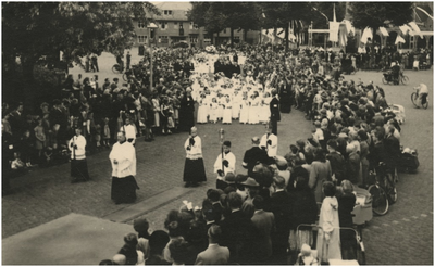 194694 Het voorop gaan in de processie door kapelaan Sleegers, 1947
