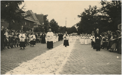 194697 Het voorop gaan in de processie door kapelaan Sleegers, 1947