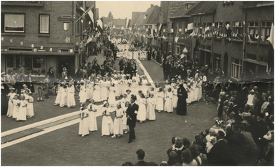 194699 Het lopen in de processie door bruidjes, 1947
