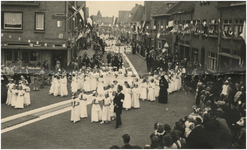 194699 Het lopen in de processie door bruidjes, 1947