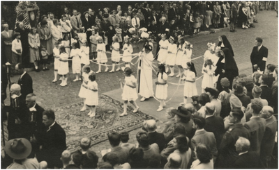 194701 Het meelopen in de processie door bruidjes, 1947