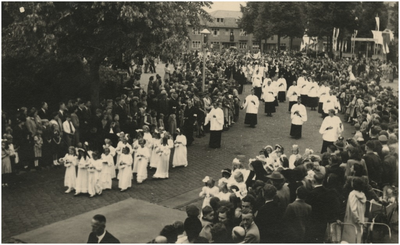 194703 Het meelopen in de processie door bruidjes en misdienaars, 1947
