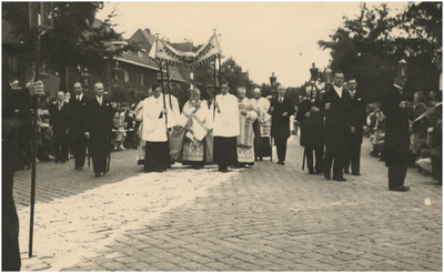 194704 Het door de straten dragen van een monstrans met daarin het Allerheiligste door pastoor Hamers, 1947