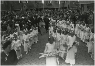 194714 Een feestelijke optocht voorafgaand aan een priesterwijding, 1940