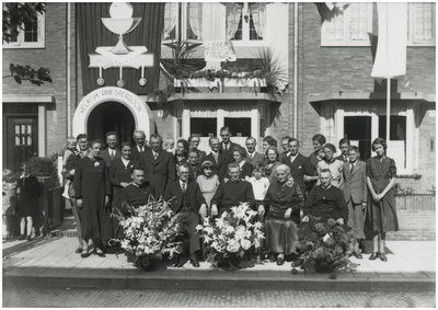 194715 Een groepsfoto van familieleden ter gelegenheid van een priesterwijding, 1940