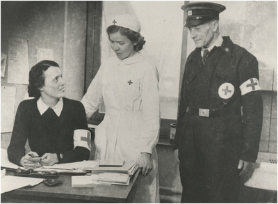 194722 Personeel van het Rode Kruis in een hulppost, 1945