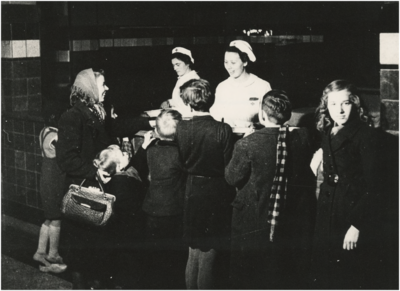 194725 Evacuatiepost van het Rode Kruis in het Philips Ontspannings Centrum, 01-1945