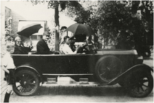 194730 Het rijden in een auto, met v.l.n.r.: Jan Blommers, N.N., Theo van Laarhoven, G. van Diepen en Jean Sanders, 09-1939