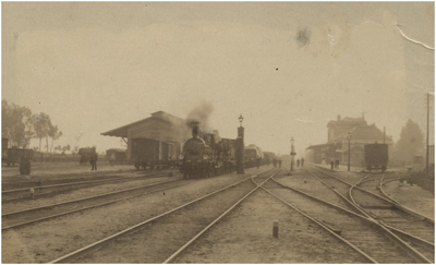 194738 Spoorwegemplacement, met rechts het eerste stationsgebouw, ca. 1900