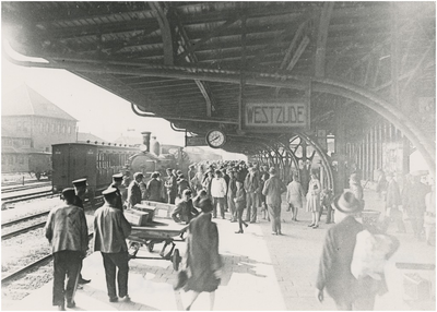 194754 De aankomst van een trein op het station (1913-1956), 1936
