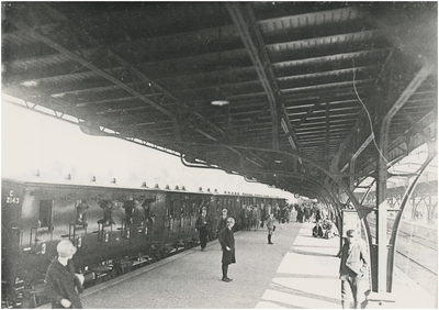 194756 Station (1913-1956), met stilstaande trein, 1936