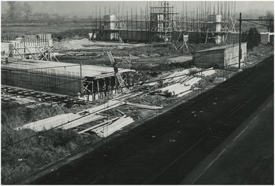 194786 Aanleg hoogspoor. Op de achtergrond de bouw van het station, 1949 - 1953