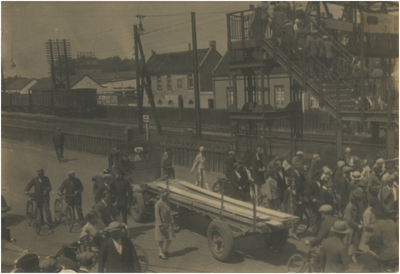 194885 Verkeersdrukte: het oversteken van de Woenselse overweg, met loopbrug, door fietsers en voetgangers, 1925