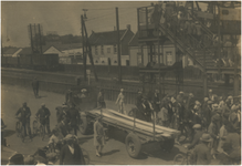 194885 Verkeersdrukte: het oversteken van de Woenselse overweg, met loopbrug, door fietsers en voetgangers, 1925