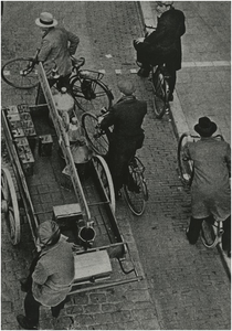 194919 Verkeersdrukte: het wachten bij de Woenselse overweg door fietsers en een petroleumboer met kar, 16-05-1935