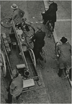 194919 Verkeersdrukte: het wachten bij de Woenselse overweg door fietsers en een petroleumboer met kar, 16-05-1935