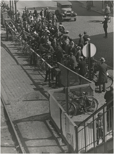 194921 Verkeersdrukte: het wachten bij de Woenselse overweg door fietsers en voetgangers, 09-1933